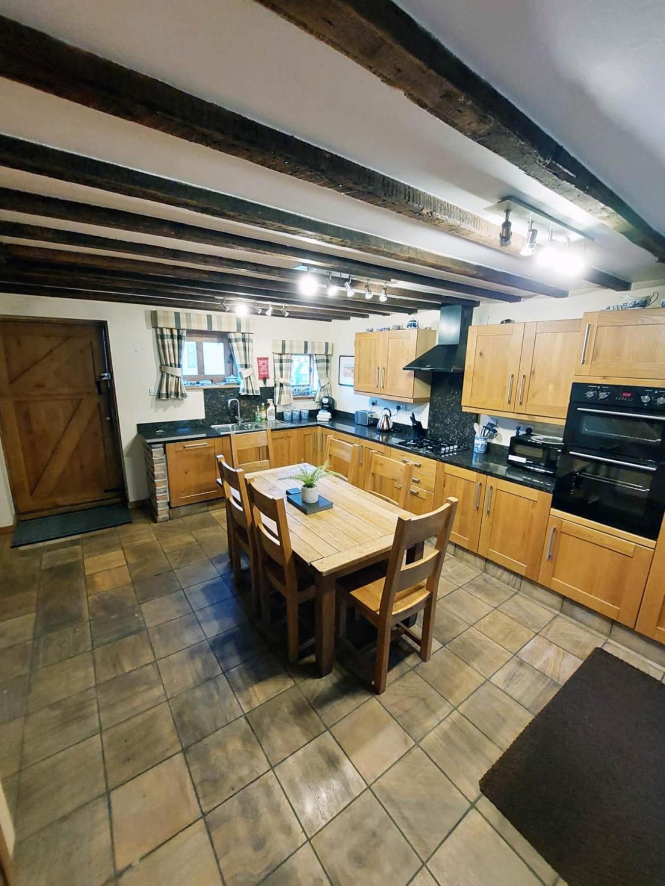 Вилла The Old Mill Barn With Hot Tub And Private Use Of Heated Pool Уиррал Экстерьер фото
