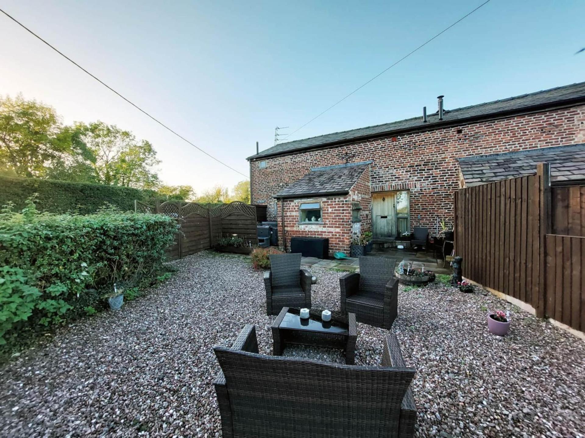Вилла The Old Mill Barn With Hot Tub And Private Use Of Heated Pool Уиррал Экстерьер фото