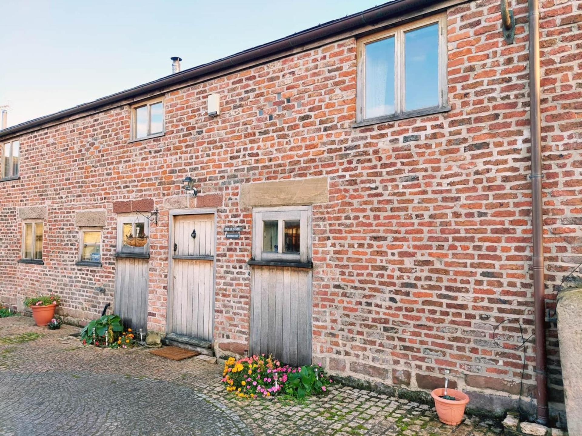 Вилла The Old Mill Barn With Hot Tub And Private Use Of Heated Pool Уиррал Экстерьер фото